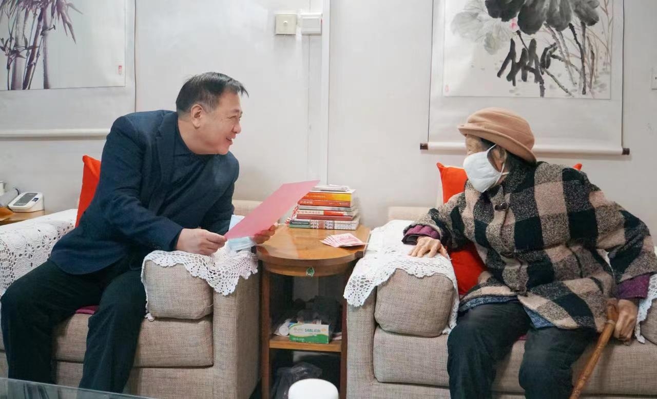 情系老干部 慰问暖人心 ——银娱优越会集团开展春节前走访慰问