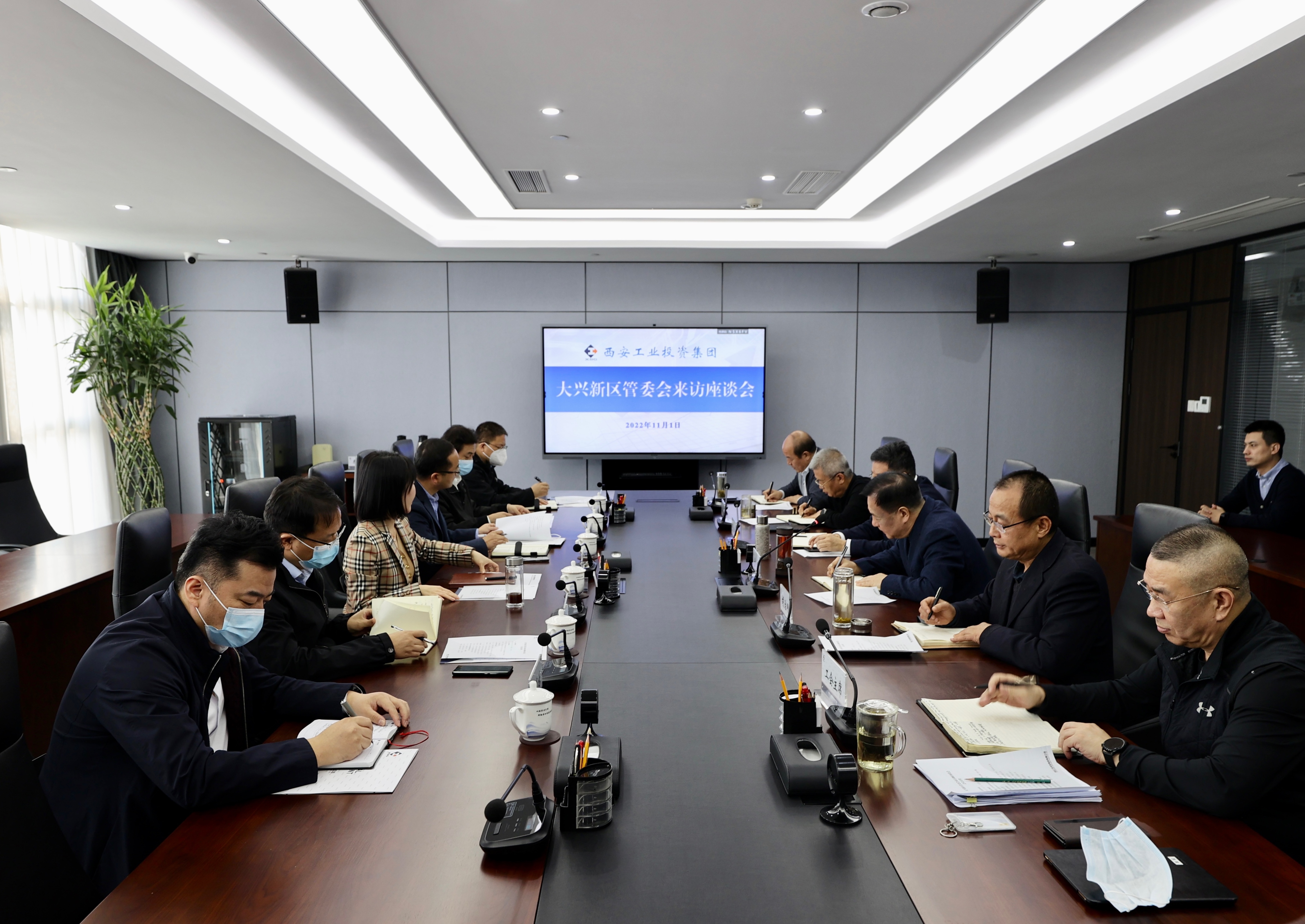 莲湖区委常委武蓉一行到银娱优越会集团举行事情交流