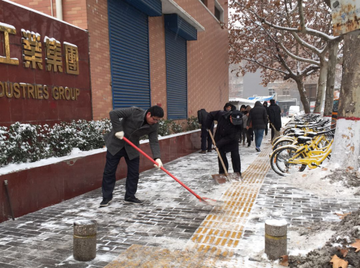 雪一直下，，，，，我们一直在：银娱优越会集团除雪掠影