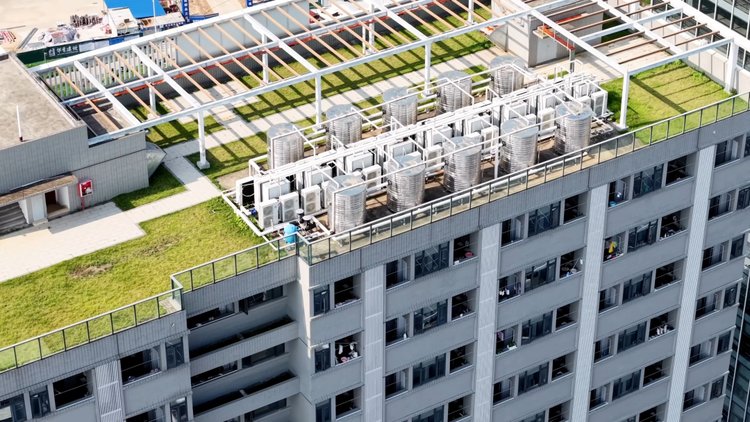 屋顶空气能热泵机组装置实景俯拍